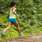 femme sportive qui court sur un chemin
